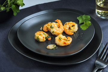 Shrimps in white wine with lemon and herbs.