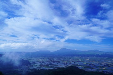 Fototapeta na wymiar 雲に覆われた早朝の阿蘇地方の風景