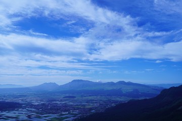 雲に覆われた早朝の阿蘇地方の風景