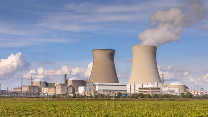 Nuclear power plant with cooling towers