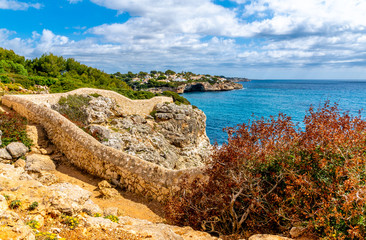 Fototapeta na wymiar Cala Romantica Mallorca Panoramablick mit blauen Himmel 