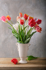 Bouquet of tulips in vase.