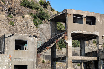 放置されたコンクリートの建築物 (廃墟)