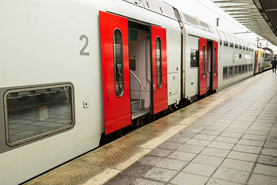 Tren parado en la estaci&oacute;n.