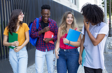 Grupper internationaler Studenten auf dem Weg zur Uni