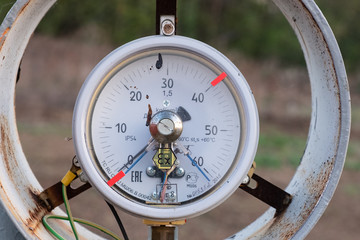 Instrument for measuring and controlling pressure in the oil and gas transfer line