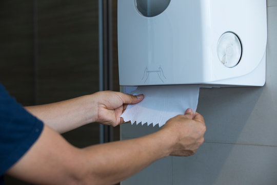 Men's Hand Pulling Toilet Paper, Toilet Paper In Box.