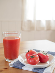 新鮮なトマトとトマトジュース