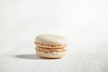 Macaron vanille isolé