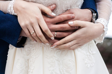 Obraz na płótnie Canvas Hands of bride and groom with rings close up. Wedding and family concept.