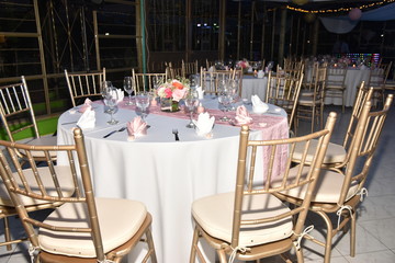 mesa adornos silla cubiertos mantel copas copas vasos cena celebración restaurante boda 15 años
