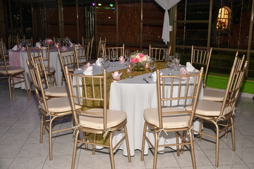 mesa sillas restaurante gala celebración cumpleaños cena noche manteles cubiertos flores copas