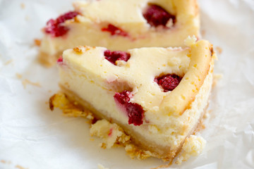 Raspberry cheesecake with icing sugar 