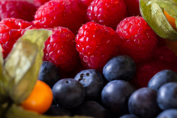 Himbeer-Beere Blaubeere und physalis