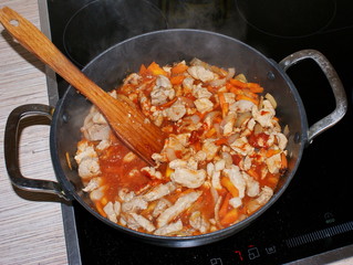 Гуляш из свинины жарится на сковороде