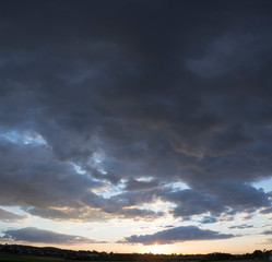 Fototapeta premium Dichte Wolken bei Sonnenuntergang