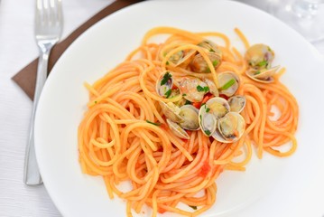 Italian-Style Tomato Spaghetti with Clams