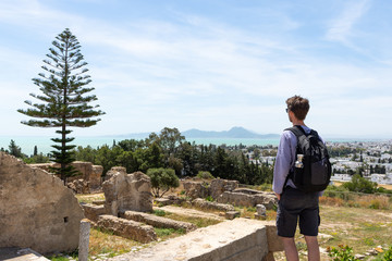 Touriste à Carthage sur la colline Byrsa, Tunisie