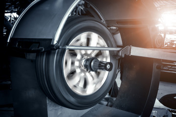 Wheel balancing machine for car tire repair service