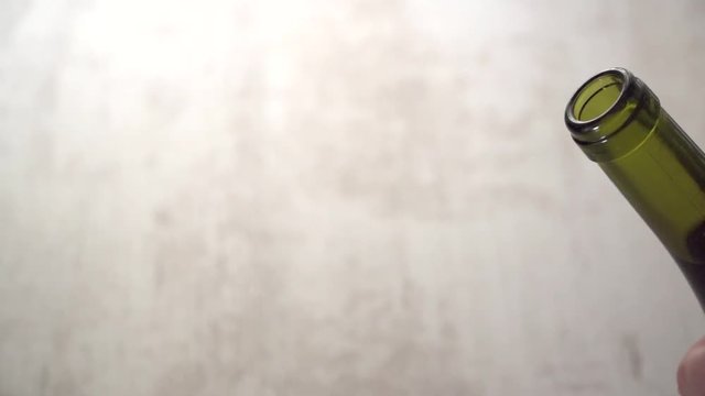 ouveture d'une bouteille de vin