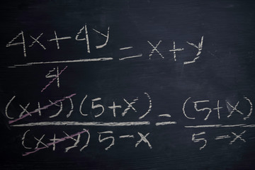 Obraz premium Close up math formulas written on a blackboard. Education concept