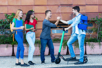 Student kommt mit E-Scooter zur Uni