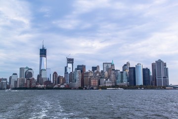 Fototapeta premium Wspaniały widok na panoramę Manhattanu. Wysokie budynki na błękitnym niebie z białymi chmurami w tle. Piękne tła. Nowy Jork. USA