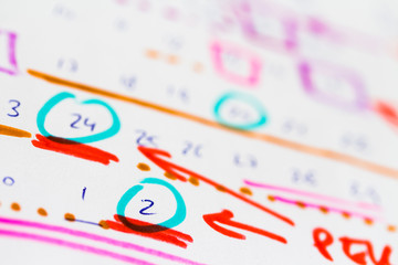 Handgezeichnete / -geschriebene Kalenderskizze mit bunten Markierungen