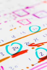 Handgezeichnete / -geschriebene Kalenderskizze mit bunten Markierungen