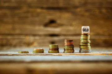 Geld Euromünzen gestapelt wie eine Treppe mit Würfel