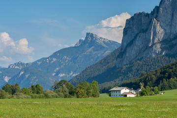 Fototapeta na wymiar village in the alps