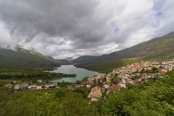 Fototapeta na wymiar Barrea e il lago omonimo - L'Aquila - Abruzzo - Italia