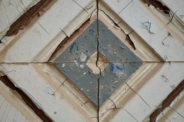 Detailaufnahme einer historischen Tür in Stralsund