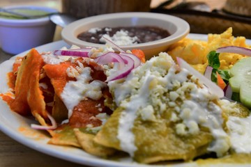 Chilaquiles divorciados con huevo