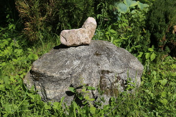 Obraz premium Small stone riding a large