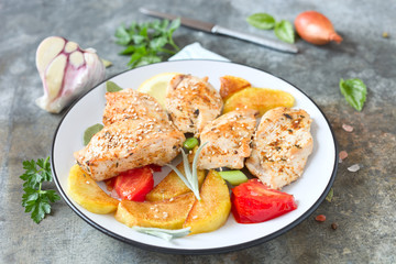 Sesam-Hähnchen mit Kartoffeln und Tomaten	