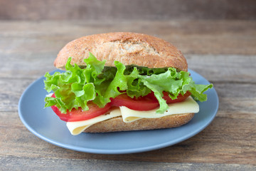 Käsebrötchen mit Tomate und Salat