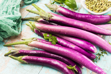 Mehrere japanische Auberginen auf buntem Holz hintergrund 