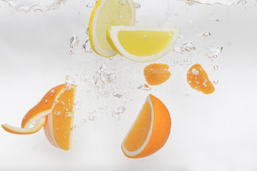 水中のオレンジとレモン