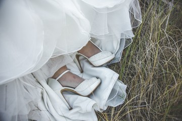 Detail of a white and elegant wedding dress.