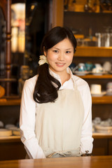 微笑むカフェの店員