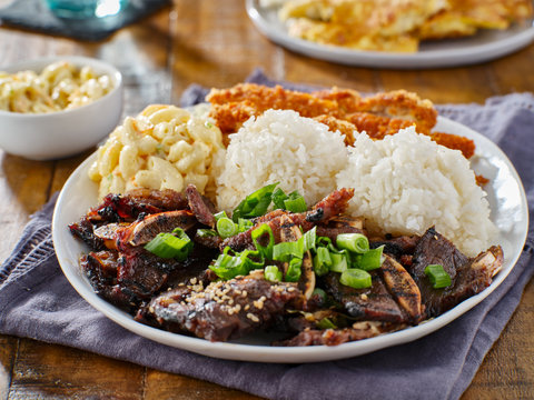 Fototapeta hawajski talerz grillowy z mieszanką kurczaka katsu, koreańskich wołowych kalbi z krótkimi żebrami, ryżem i sałatką z makaronu