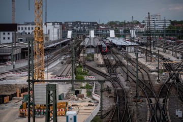 Ulmer Hauptbahnhof in Ulm, Baustelle S21 Bahnprojekt stuttgart-ulm mit Zug, Zügen, ICE - obrazy, fototapety, plakaty