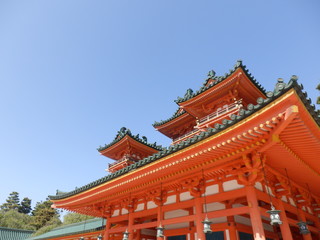 Fototapeta na wymiar 立派な朱色の神社