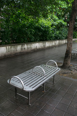 Obraz premium A stainless bench on a rainy day