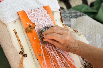 beutiful bobbin lace making