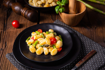 crispy gnocchi with roasted asparagus and tomatoes