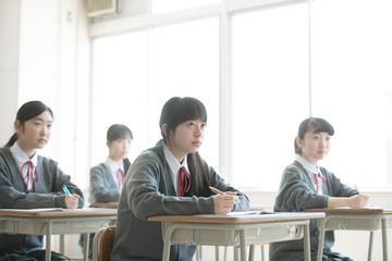 教室で授業を受ける女子学生