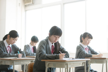 教室で授業を受ける女子学生