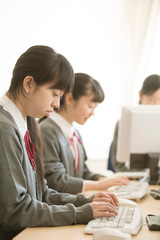 パソコンの授業を受ける女子学生